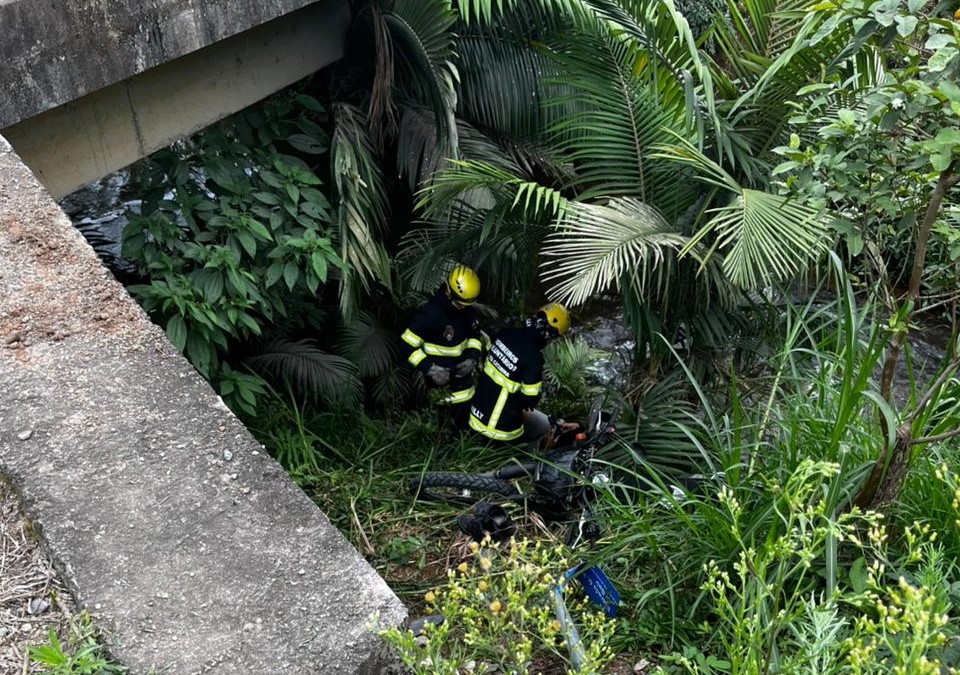 Motociclista fica ferido após queda de moto em ribanceira de aproximadamente 3m de altura no Braço do Baú