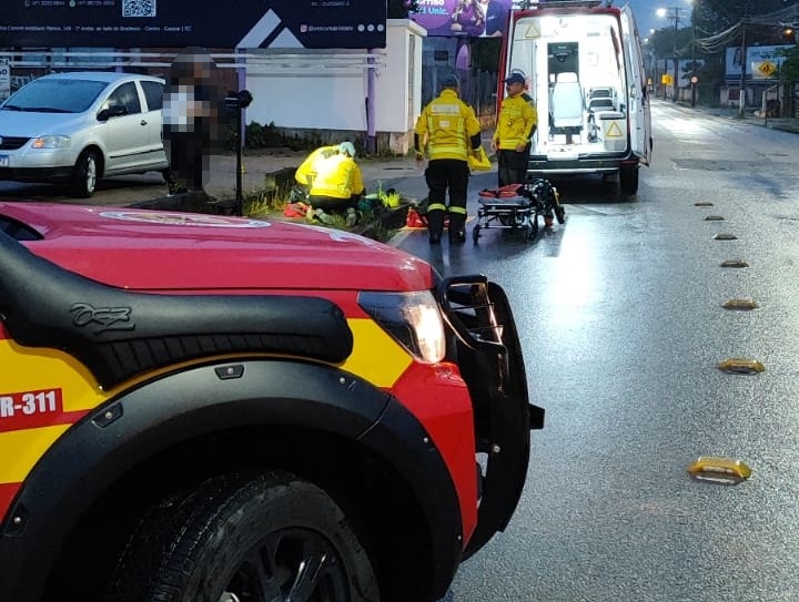 Pedestre fica ferido após ser atropelado por veículo no bairro Coloninha
