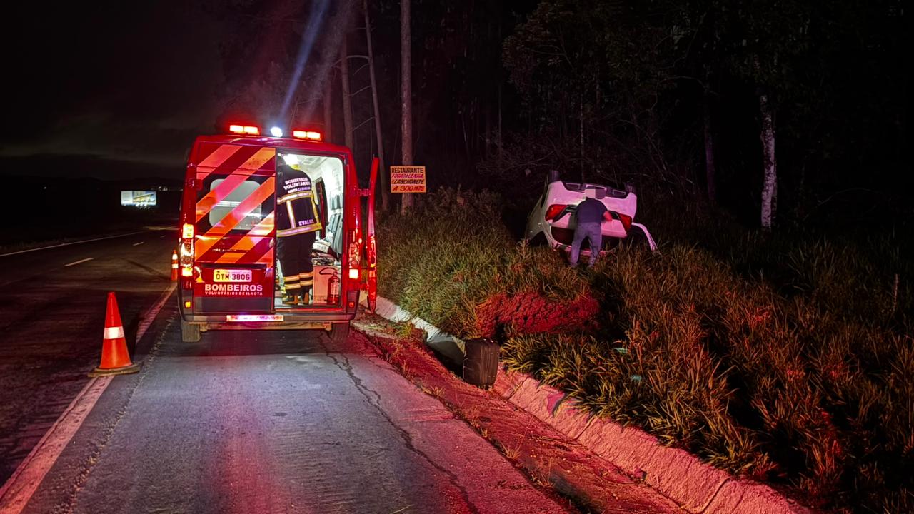 Capotamento na BR 470 no bairro Pedra de Amolar, deixa motorista com ferimentos leves
