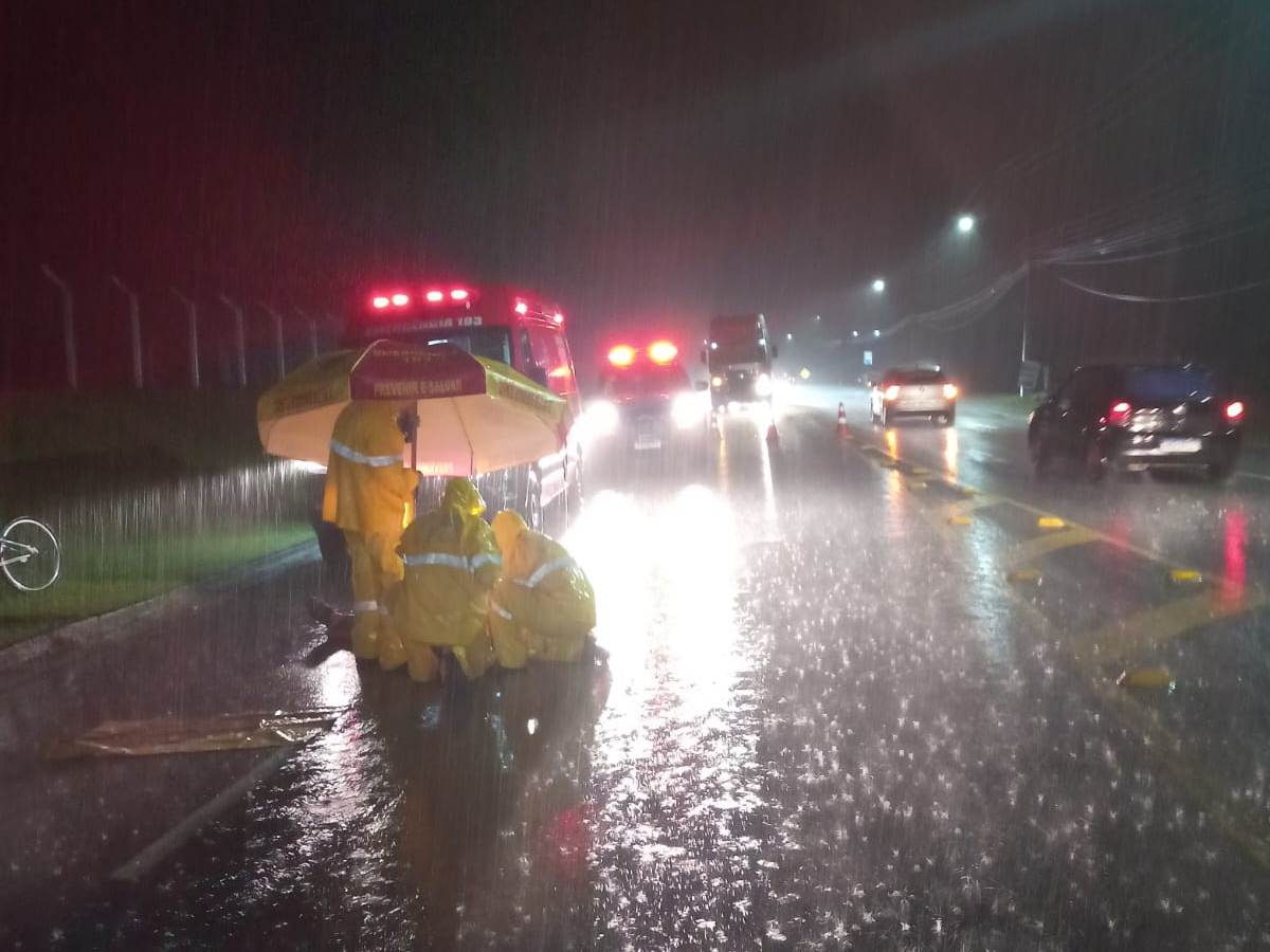 Ciclista com suspeita de ter ingerido bebida alcoólica é encontrado caído com ferimentos leves na Rodovia Ivo Silveira