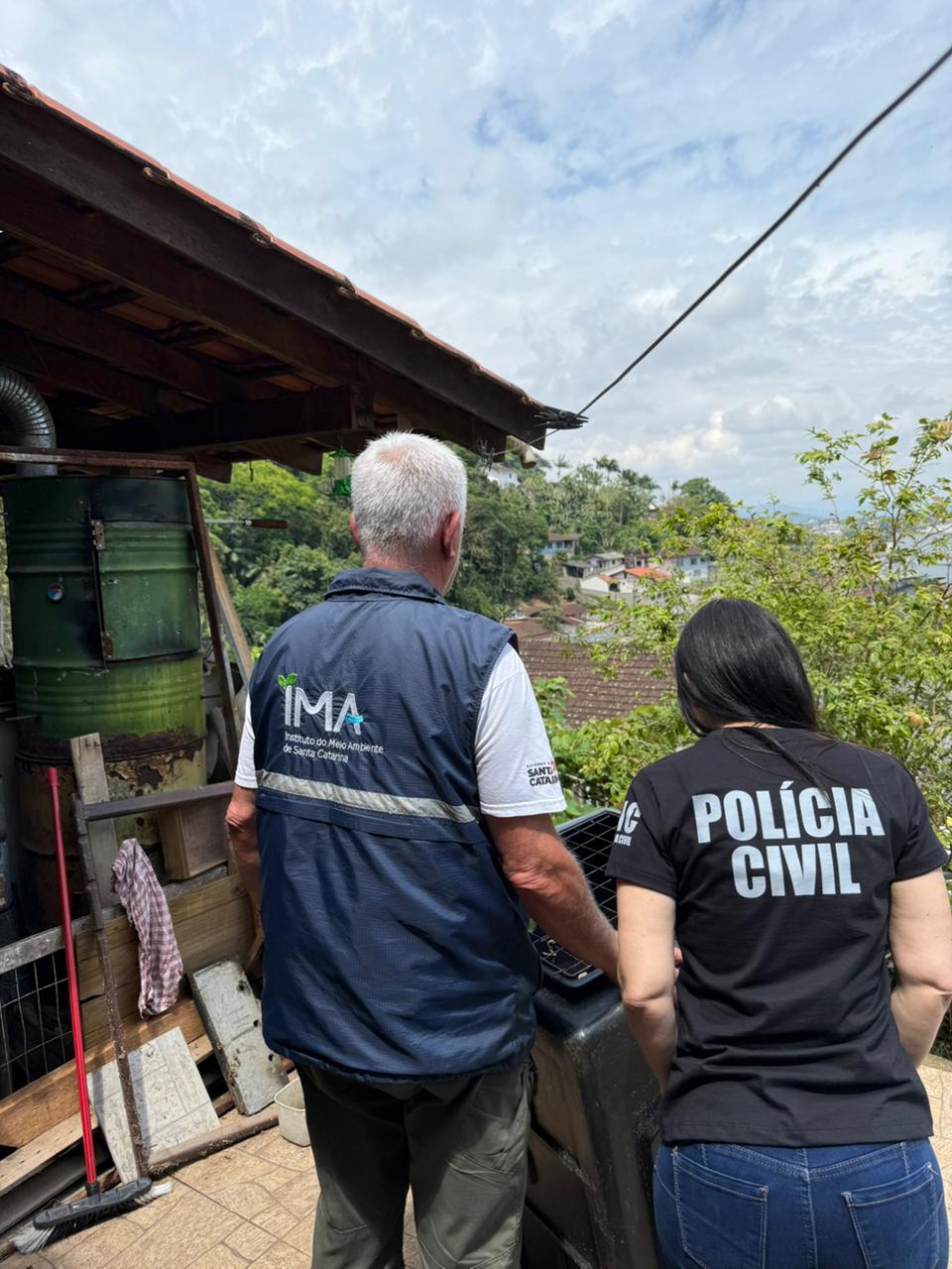 Polícia Civil prende homem por uso de documento falso e maus-tratos a macaco-prego em Blumenau