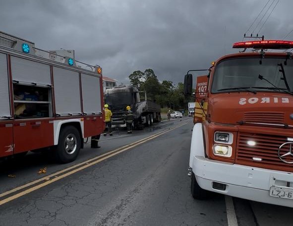 Colisão entre carreta e moto provoca incêndio em veículos e motociclista fica ferido na Rodovia Ivo Silveira no Barracão