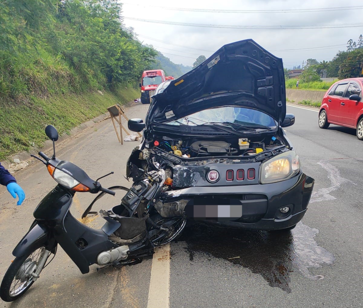 Condutor de Honda Biz e carona morrem em colisão com Fiat Uno na BR-470 no Belchior Baixo