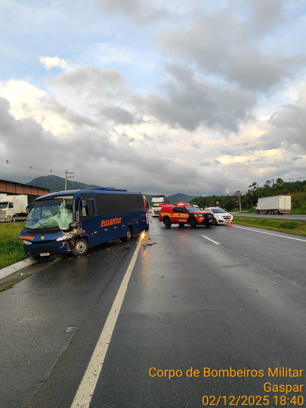 Colisão traseira entre ônibus de turismo e caminhão deixa 5 feridos na BR 470 em Gaspar