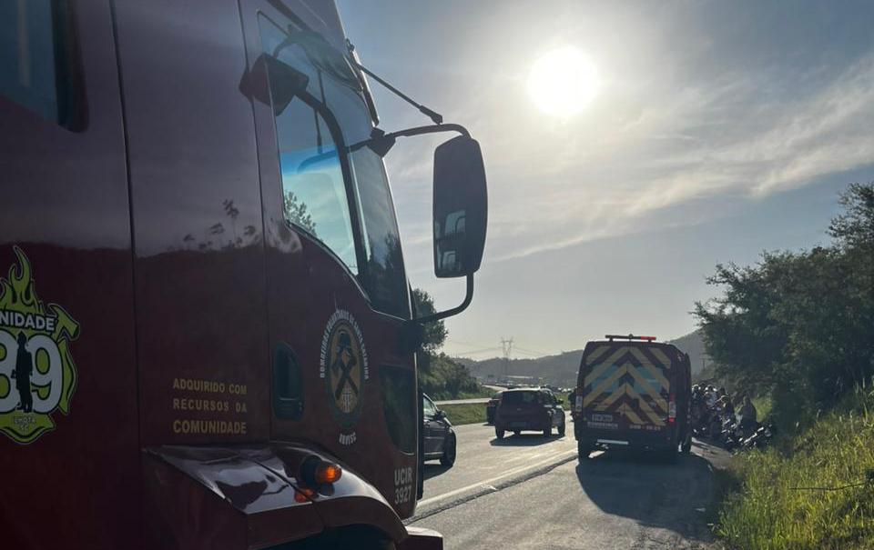Colisão entre moto e carro resulta em escoriações pelo corpo de motociclista e carona na BR 470 no bairro Lagoa