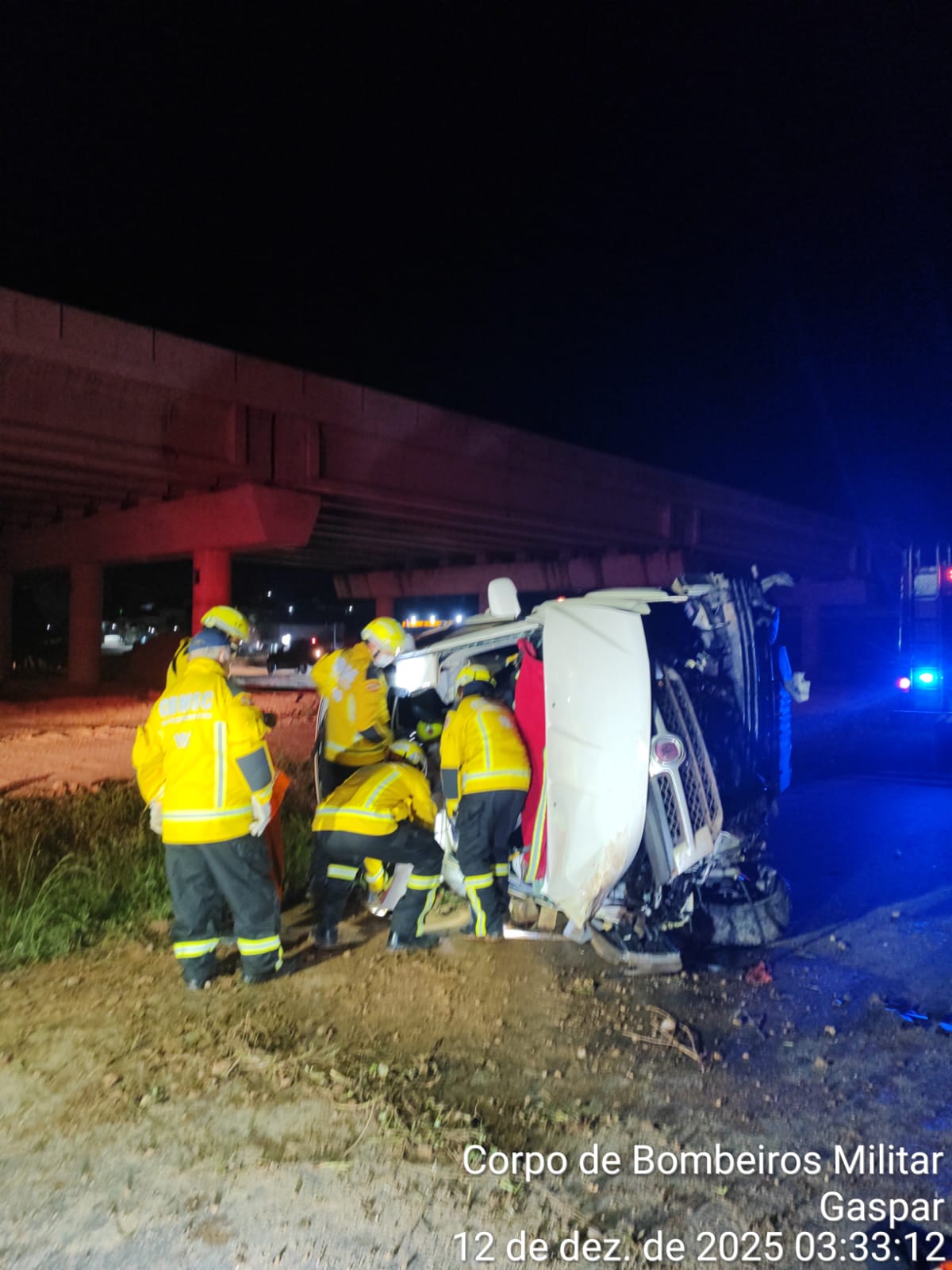 Motorista  de veículo é levado para o hospital após capotamento na BR 470 em Gaspar