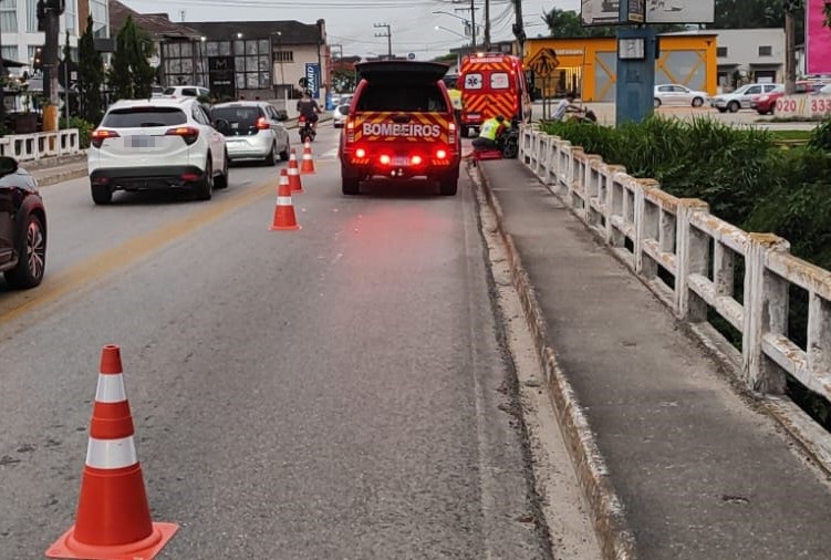 Colisão entre bicicleta elétrica e moto deixa ciclista ferido no bairro Coloninha