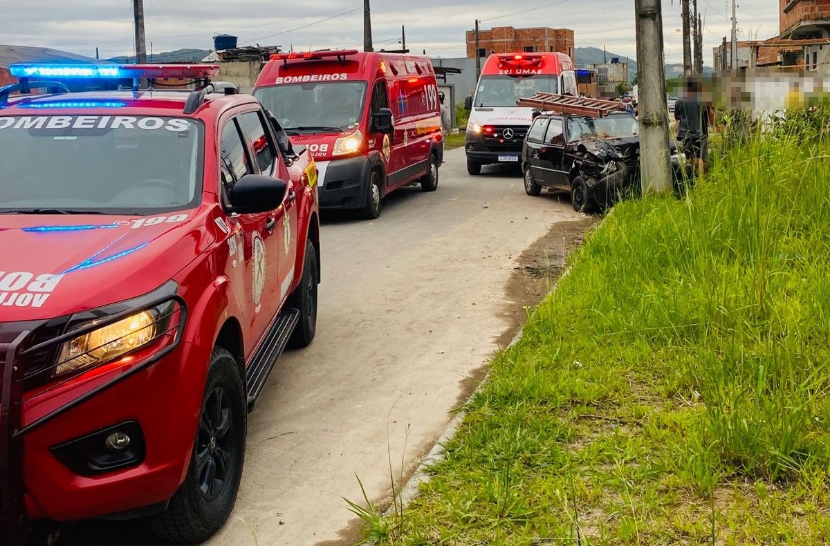Colisão entre carro, moto e poste, deixa motociclista ferido em Ilhota