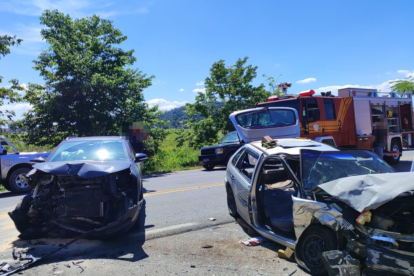 Colisão frontal entre dois veículos, deixa três feridos na rua Hercílio Fides Zimmermann