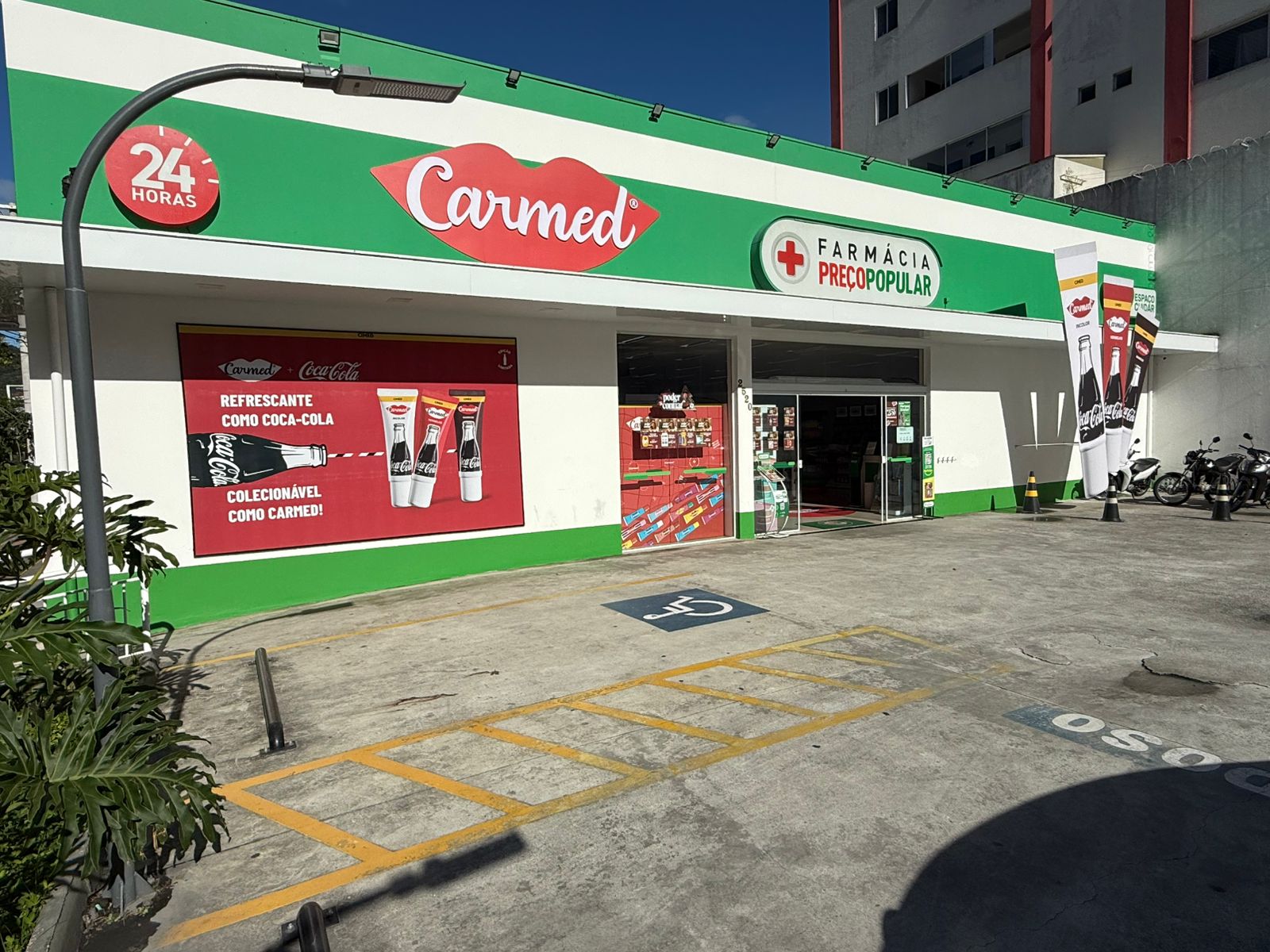 Farmácia Preço Popular de Balneário Camboriú recebe primeiro envelopamento da colab entre Carmed e Coca-Cola, em Santa Catarina