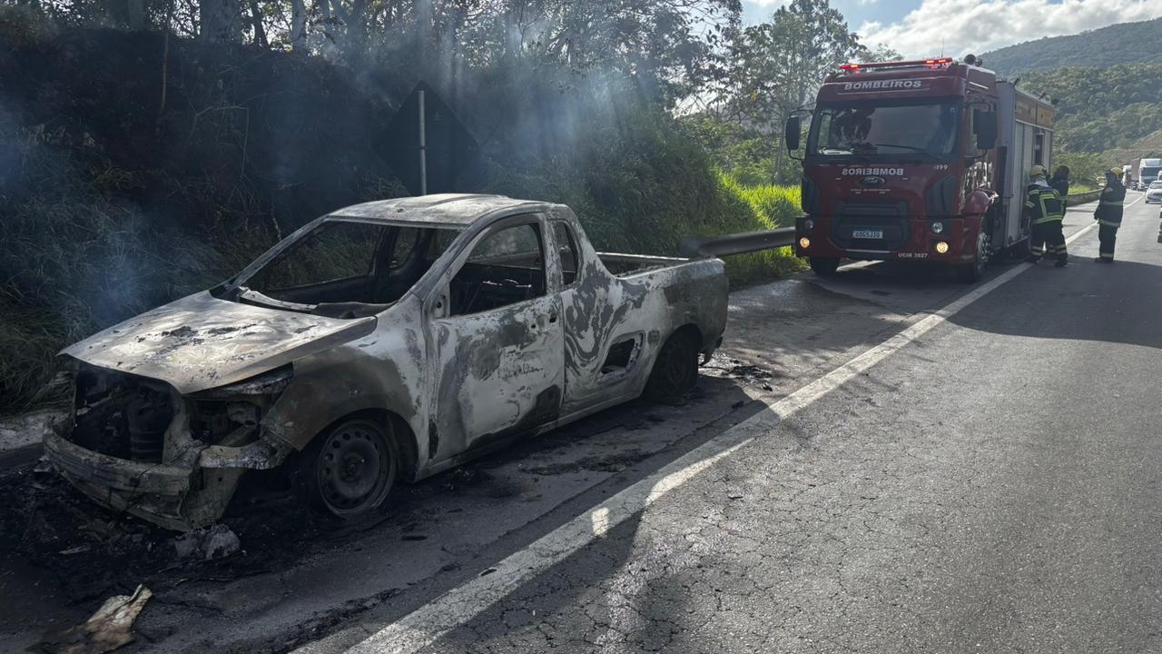 Veículo é destruído pelo fogo na BR-470 no bairro Pedra de Amolar em Ilhota