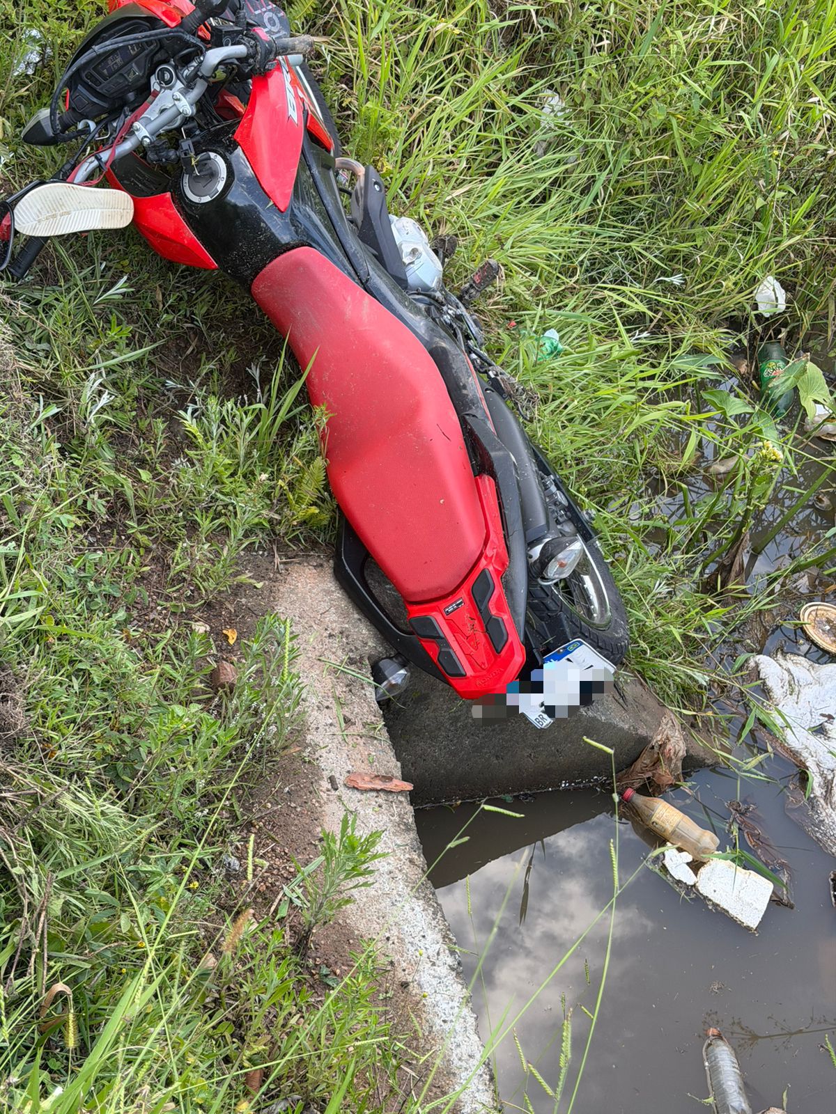 Queda de moto na BR-470 em Ilhota deixa motociclista e caroneiro feridos