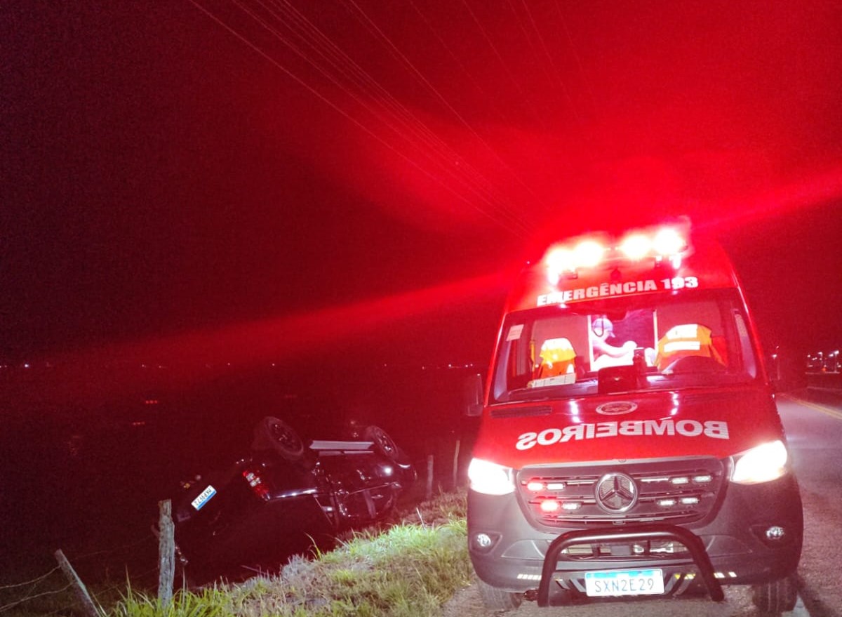 Motorista e passageiro tem ferimentos leves após capotamento de camionete no bairro Sete
