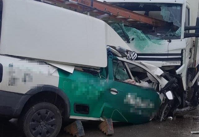 Colisão frontal entre automóvel e caminhão deixa um morto e um ferido grave na Rod. Jorge Lacerda em Ilhota