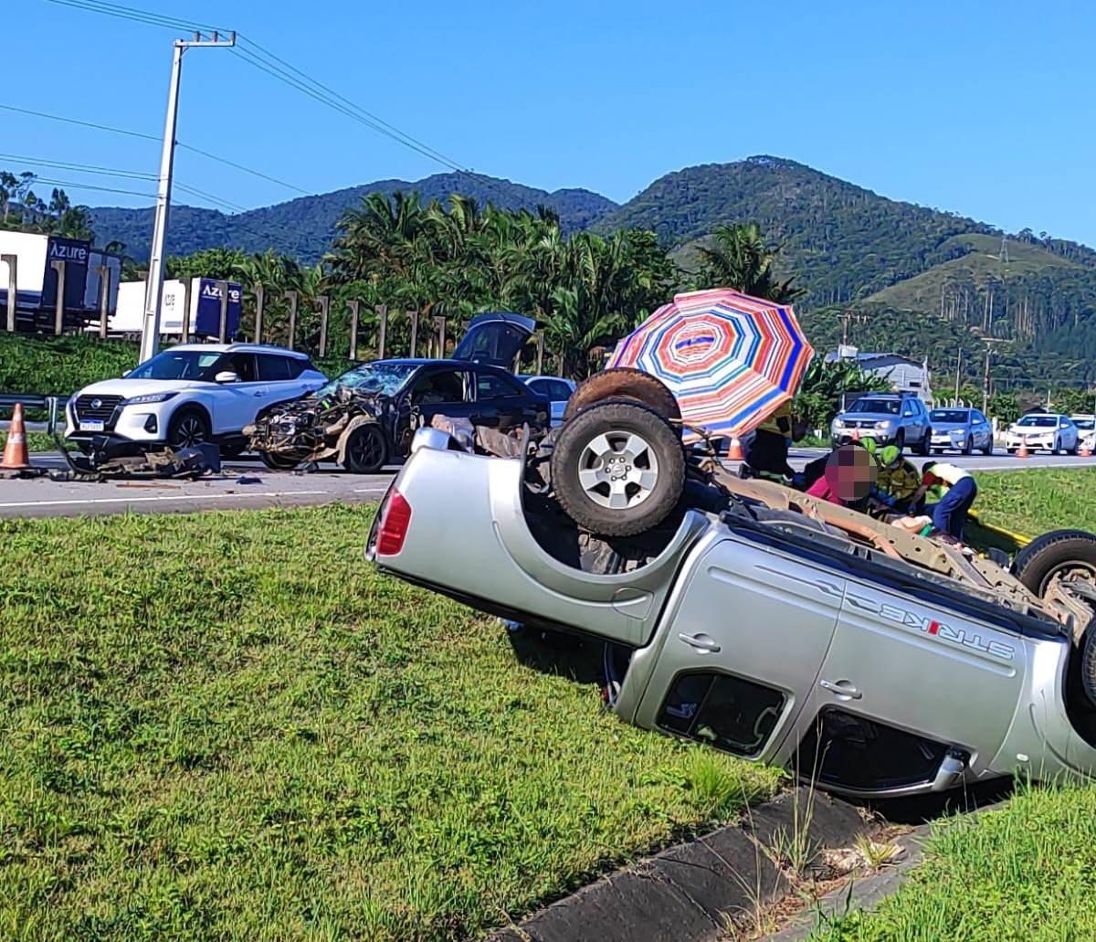 Colisão entre dois veículos na BR 470 Margem Esquerda deixa três feridos leves