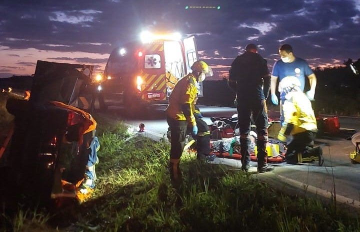 Bombeiros de Gaspar atendem capotamento na BR 470 no bairro Margem Esquerda em Gaspar