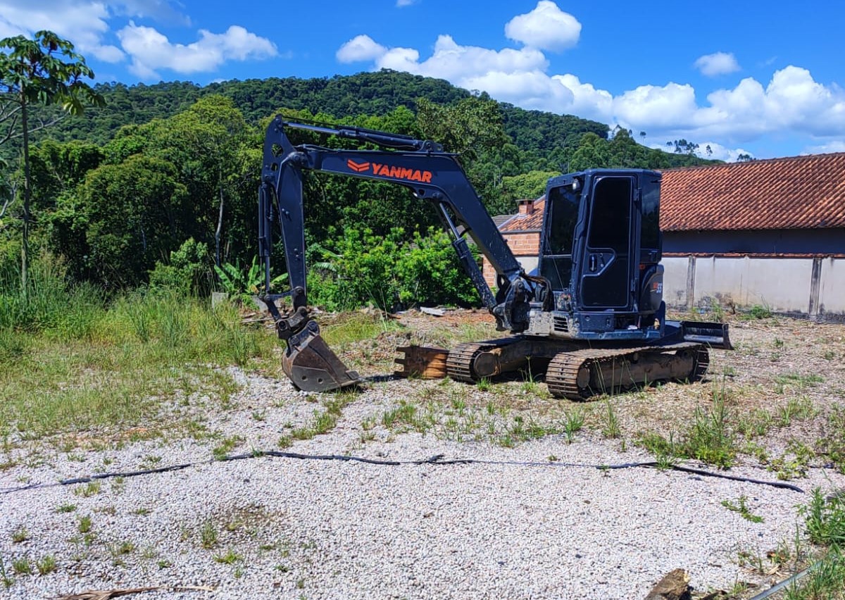Maquinista sofre ferroadas de enxame de abelhas no bairro Bateias em Gaspar