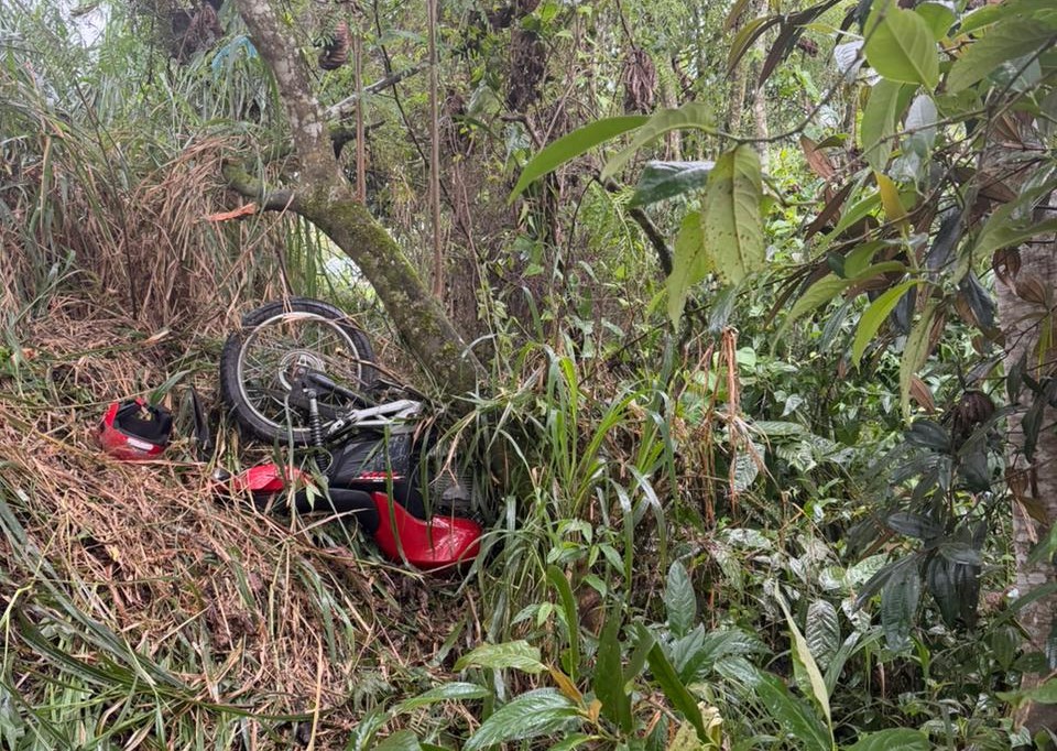 Saída de pista seguida de queda de barranco deixa motociclista e carona feridos no Bateias.