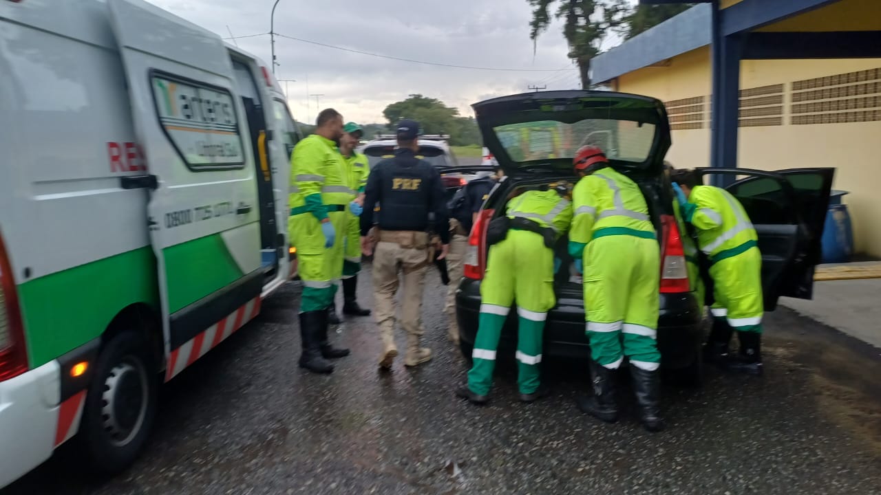 PRF realiza parto de emergência às margens da BR-101 em Joinville