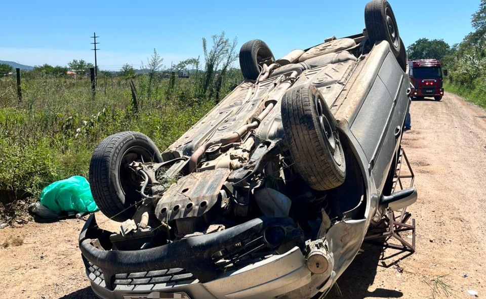 Motorista tem ferimentos leves após capotar veículo na Estrada Geral Pocinho em Ilhota